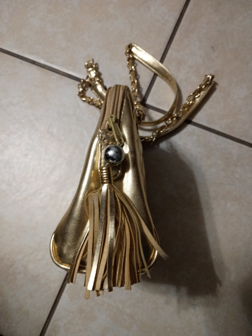 This vintage 90s quilted gold chain shoulder bag