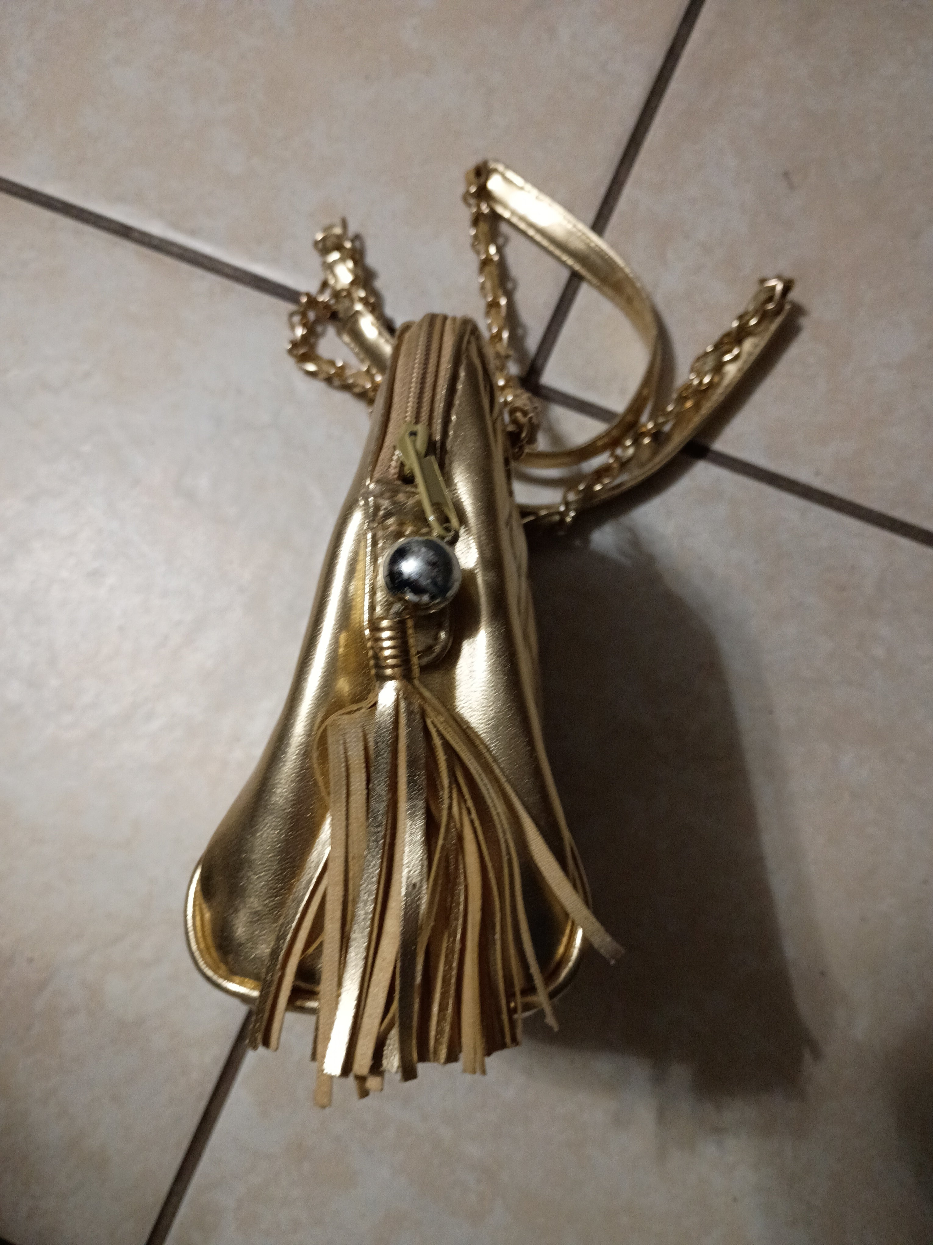This vintage 90s quilted gold chain shoulder bag