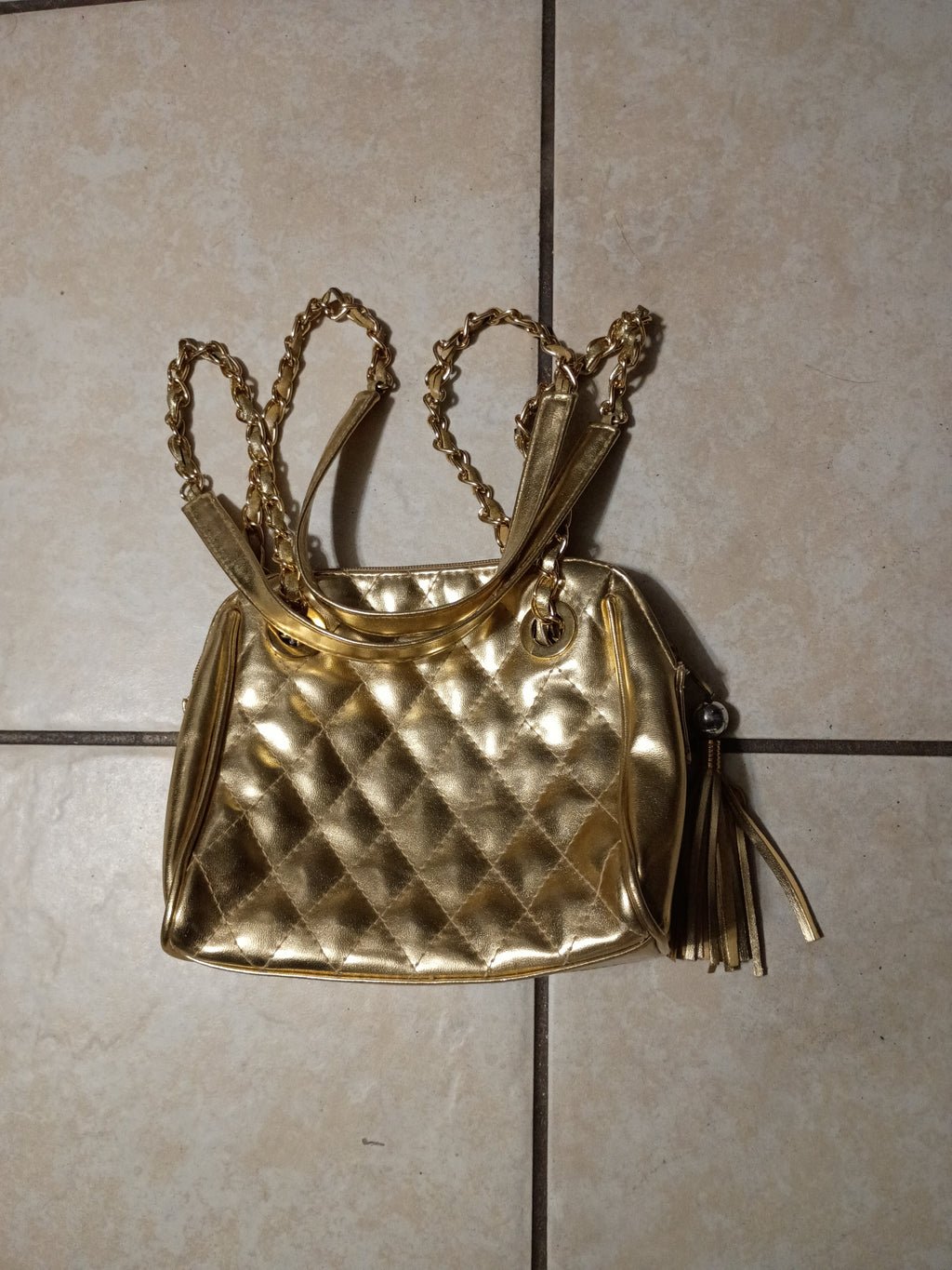 This vintage 90s quilted gold chain shoulder bag