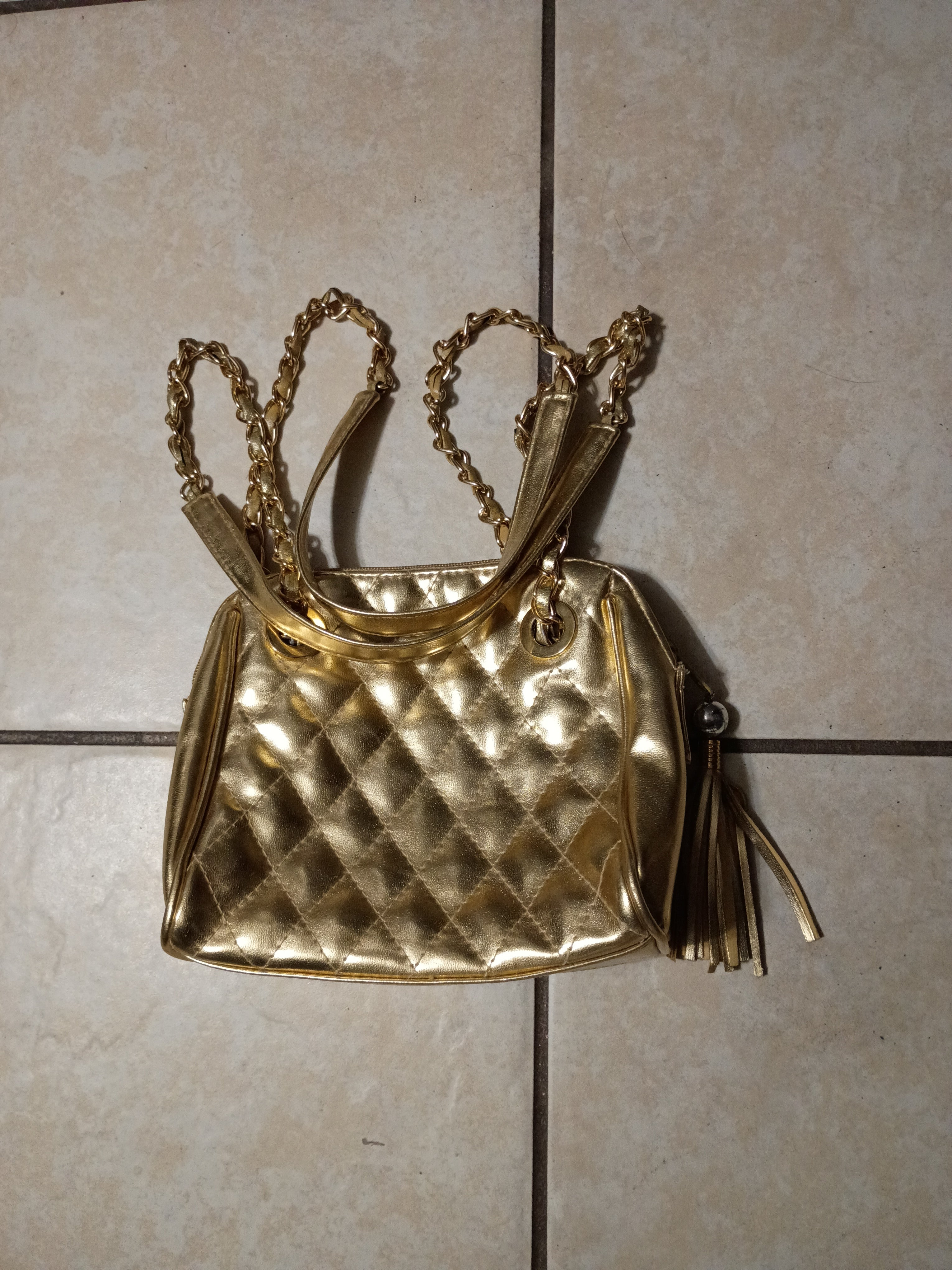 This vintage 90s quilted gold chain shoulder bag