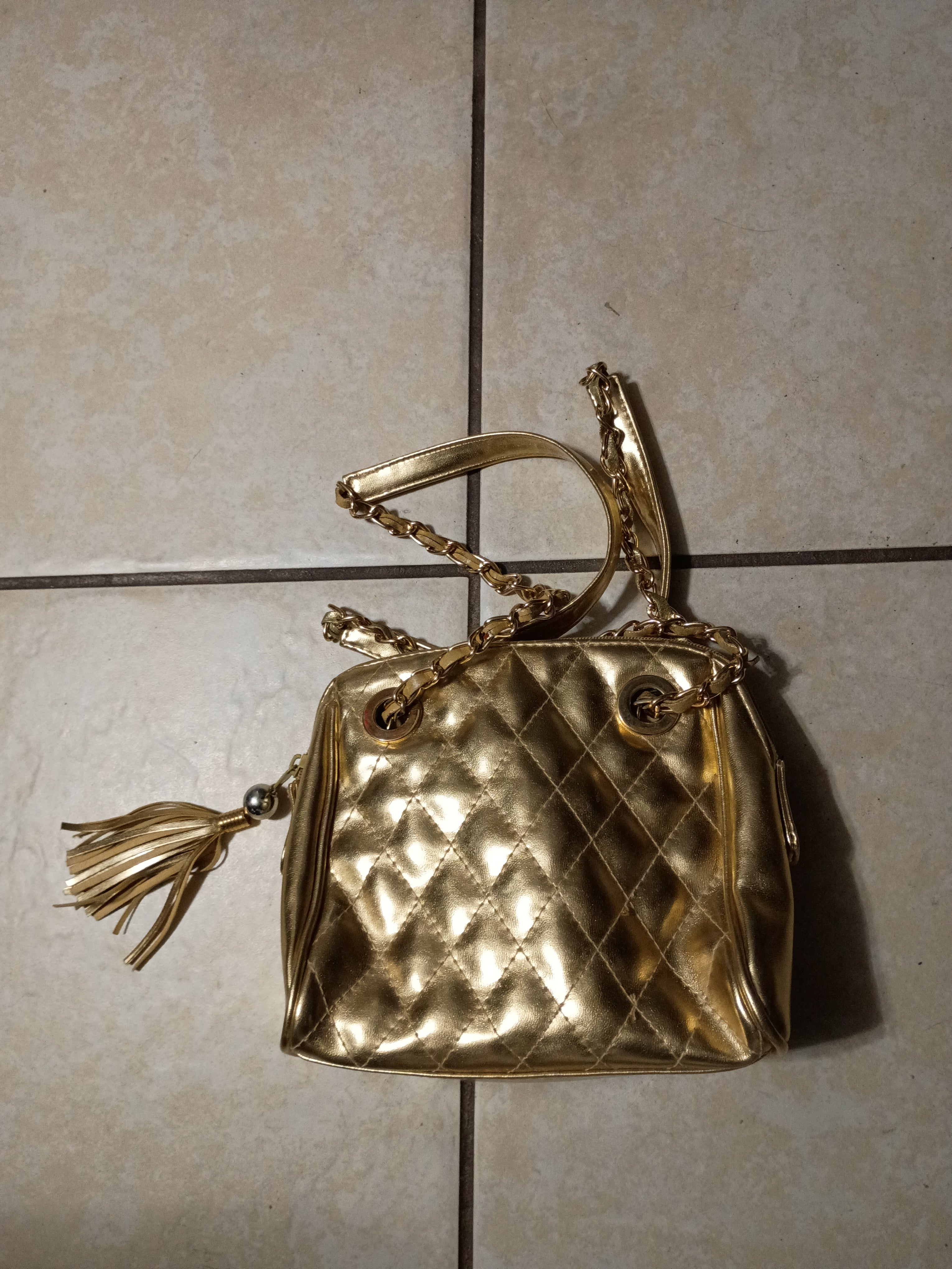 This vintage 90s quilted gold chain shoulder bag